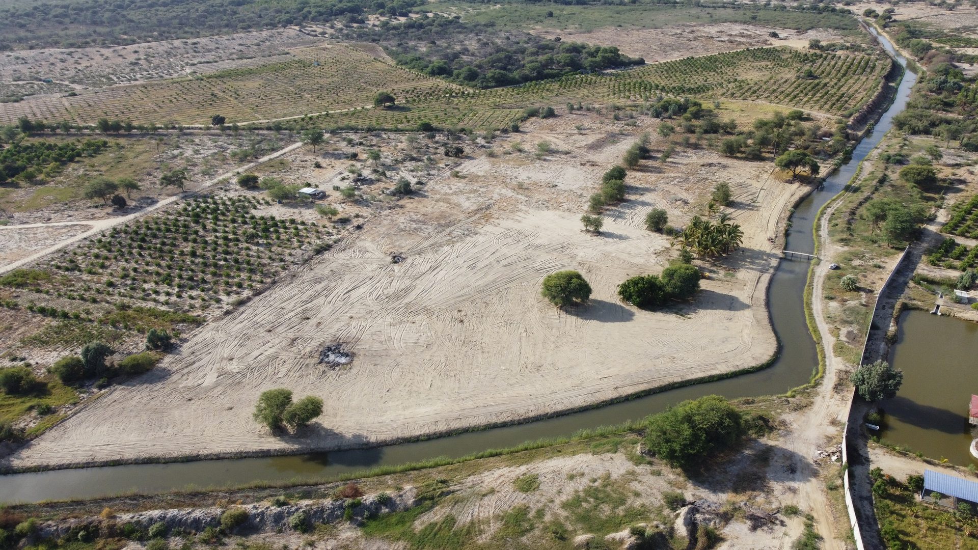 Vista aérea real de Finca Los Cocos y del canal de agua que bordea el terreno