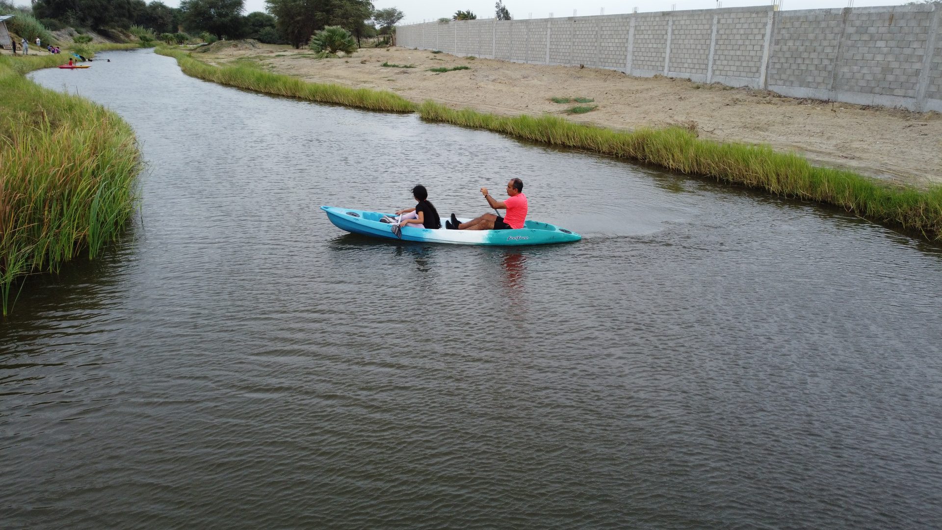 Familia navegando en kayak en el canal real de Finca Los Cocos